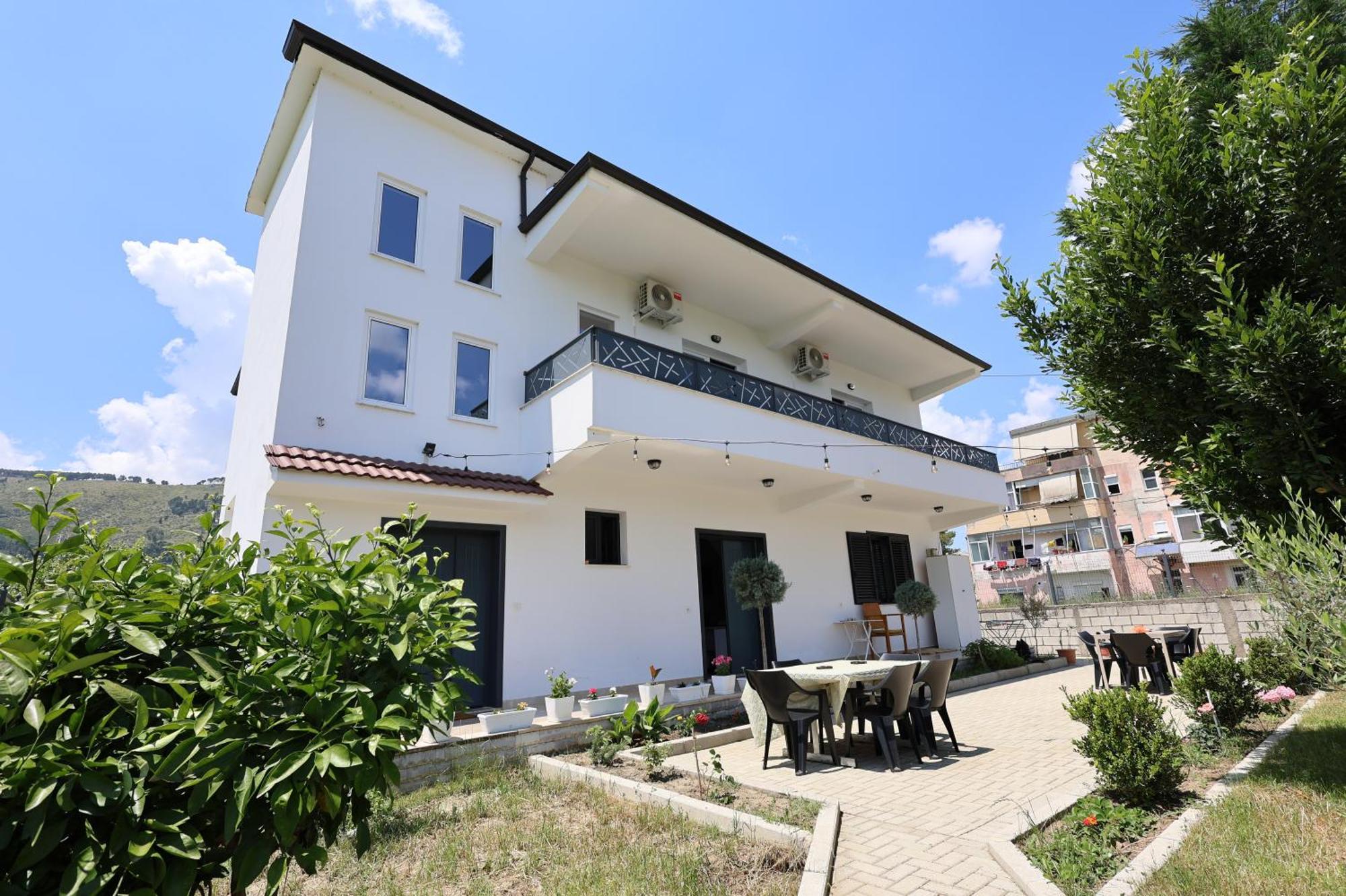 Baza Hostel - Swimming Pool Берат Екстериор снимка