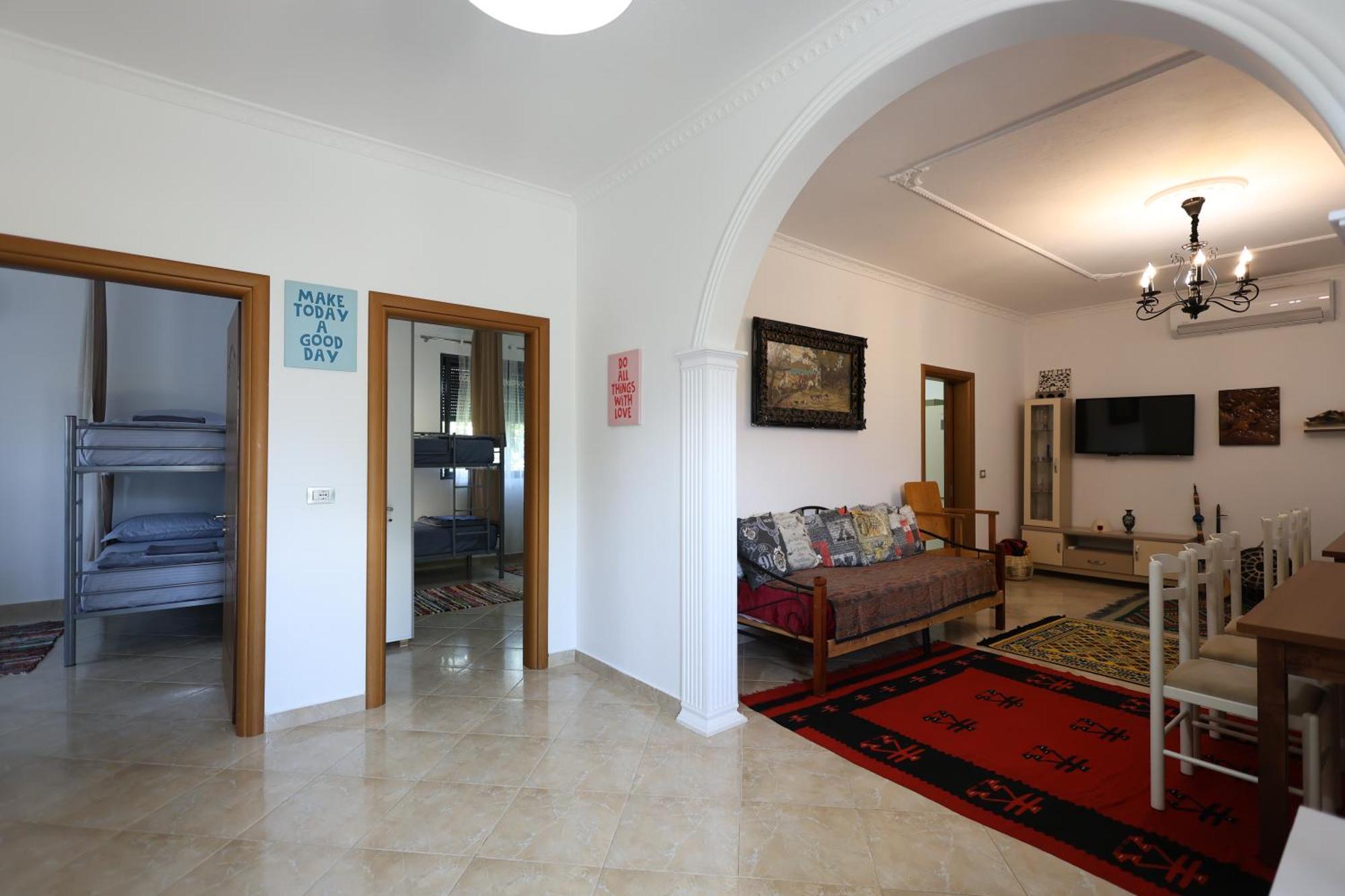 Baza Hostel - Swimming Pool Берат Екстериор снимка