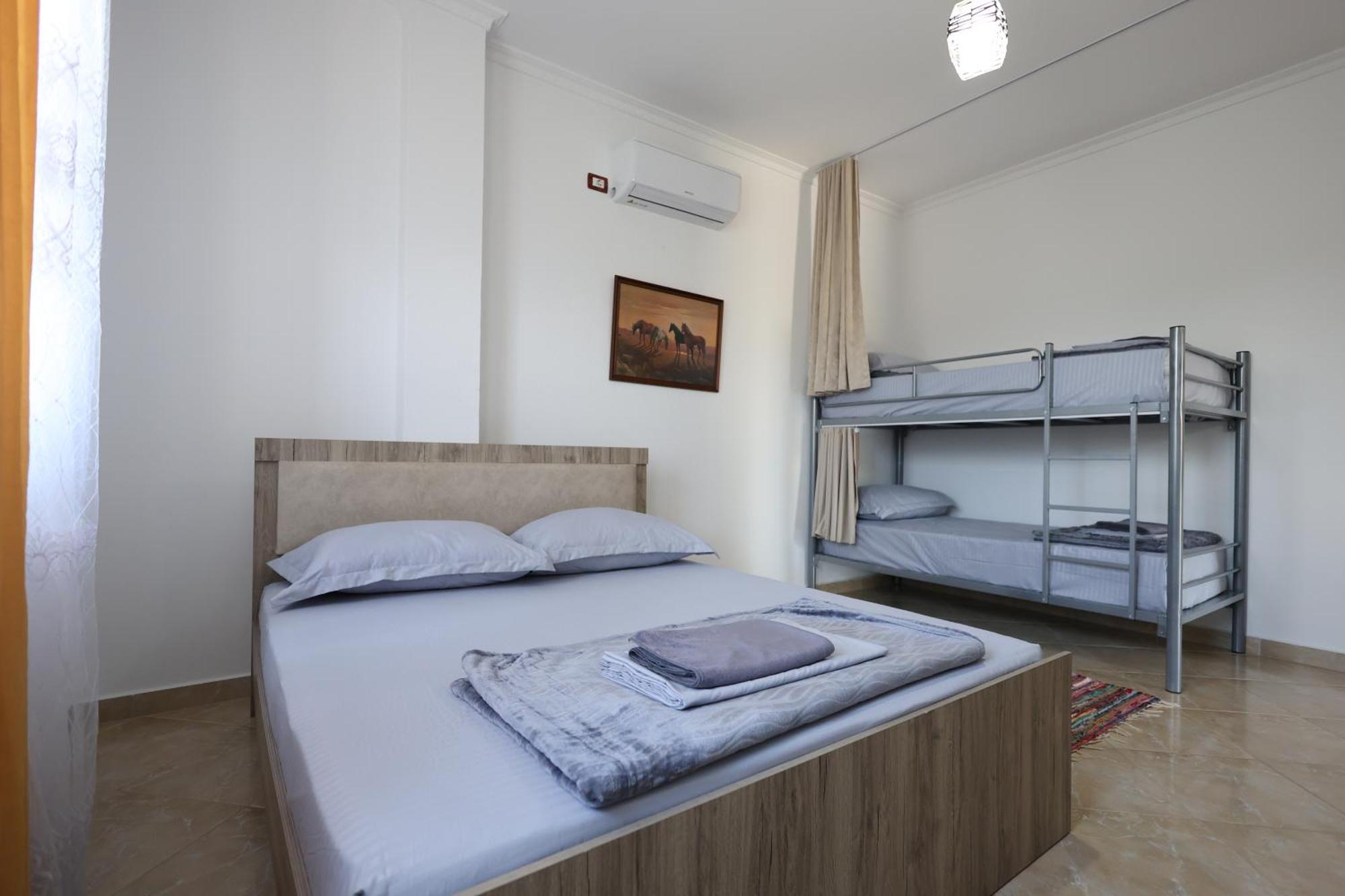 Baza Hostel - Swimming Pool Берат Екстериор снимка
